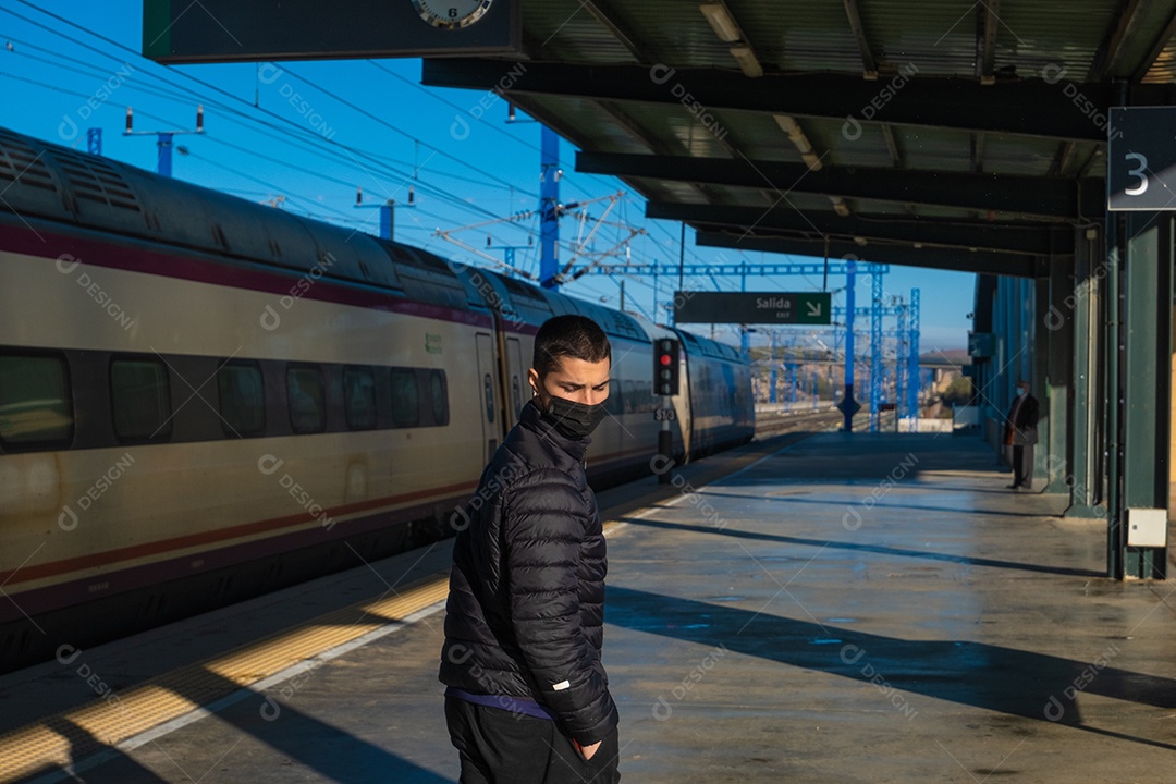 Estação de trem ferroviário rapaz esperando seu transporte