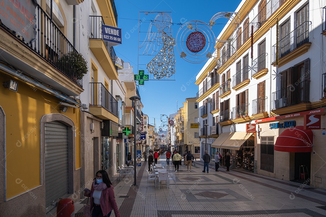 Turistas andando pelas ruas de Ronda sul da Andaluzia