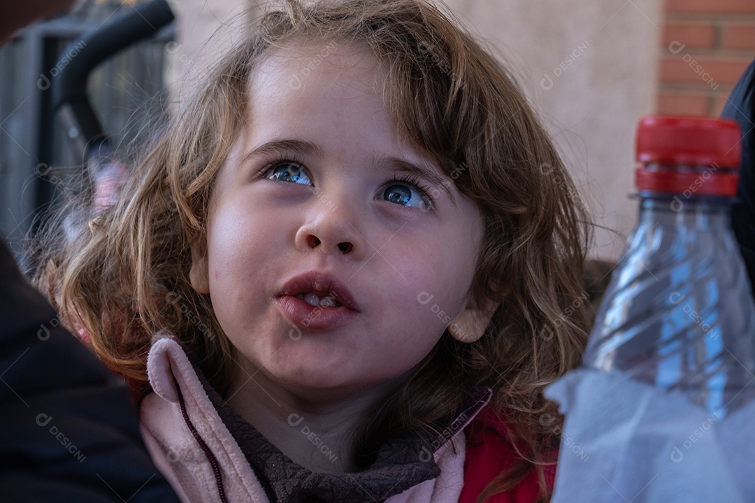 Típica pequena garota espanhola comendo churros com chocolate e se divertindo