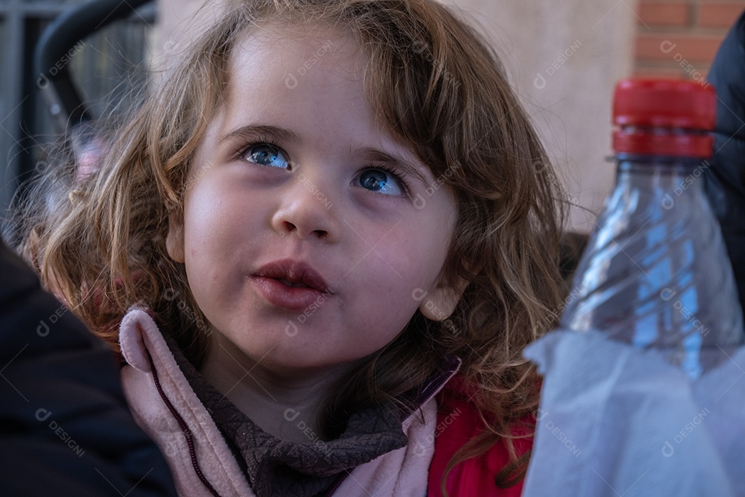 Típica pequena garota espanhola comendo churros com chocolate e se divertindo