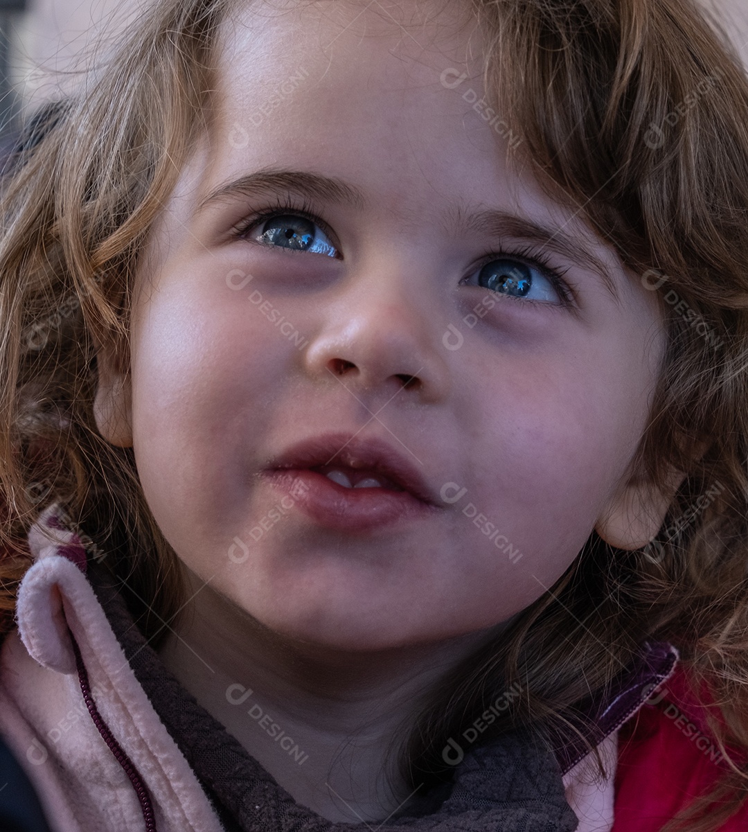 Típica pequena garota espanhola comendo churros com chocolate e se divertindo