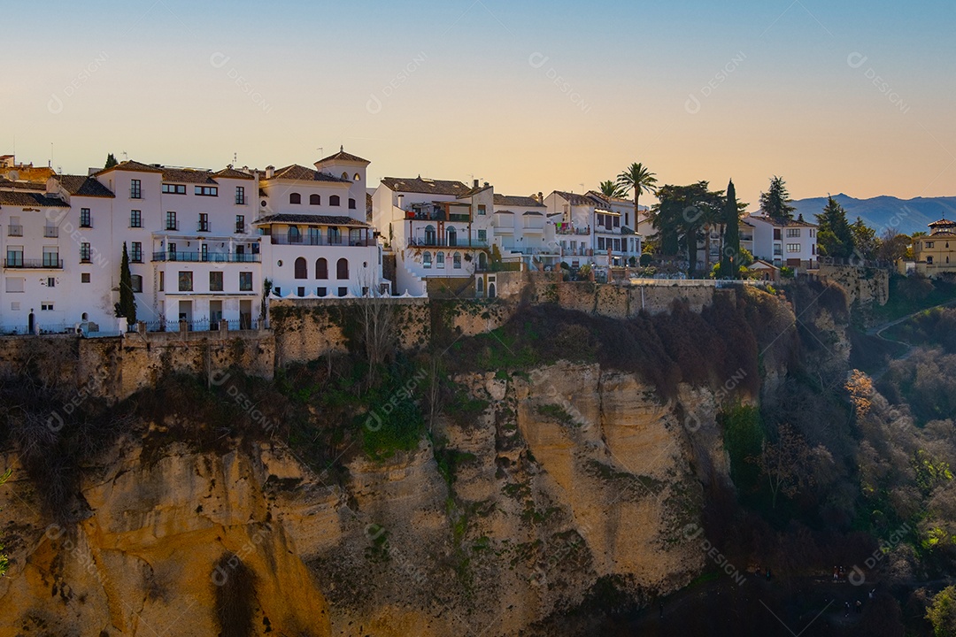 Casas construídas à beira de um penhasco