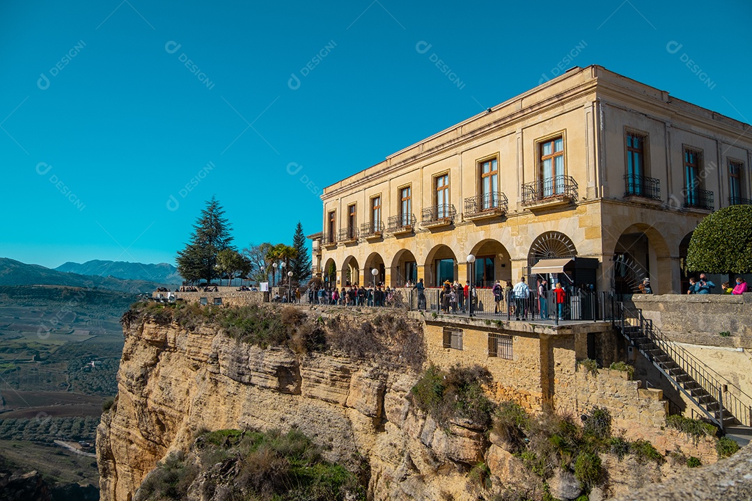 Paisagem linda com prédio e muitos turistas