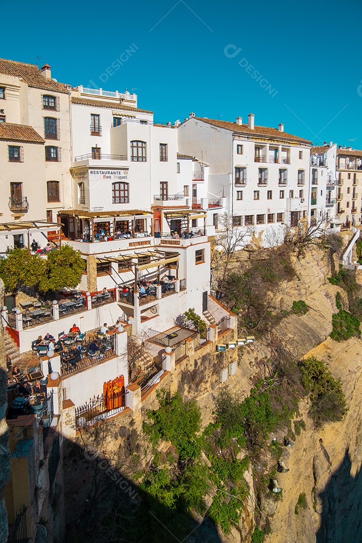 Casas construídas à beira de um penhasco na antiga cidade de Ronda