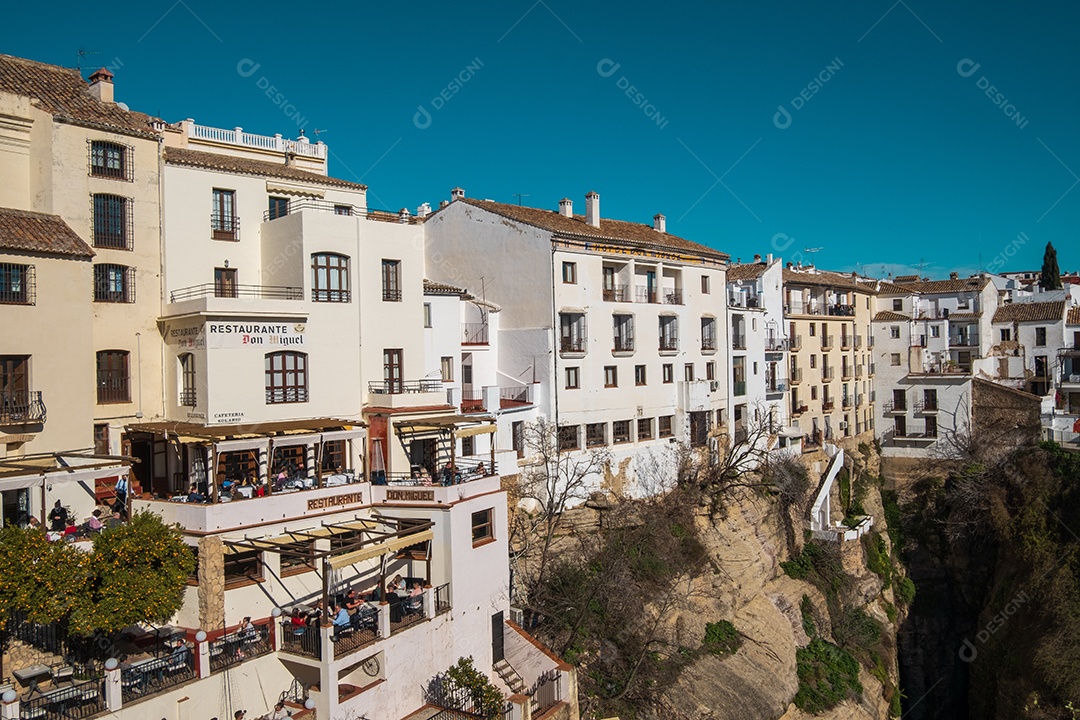 Casas construídas à beira de um penhasco