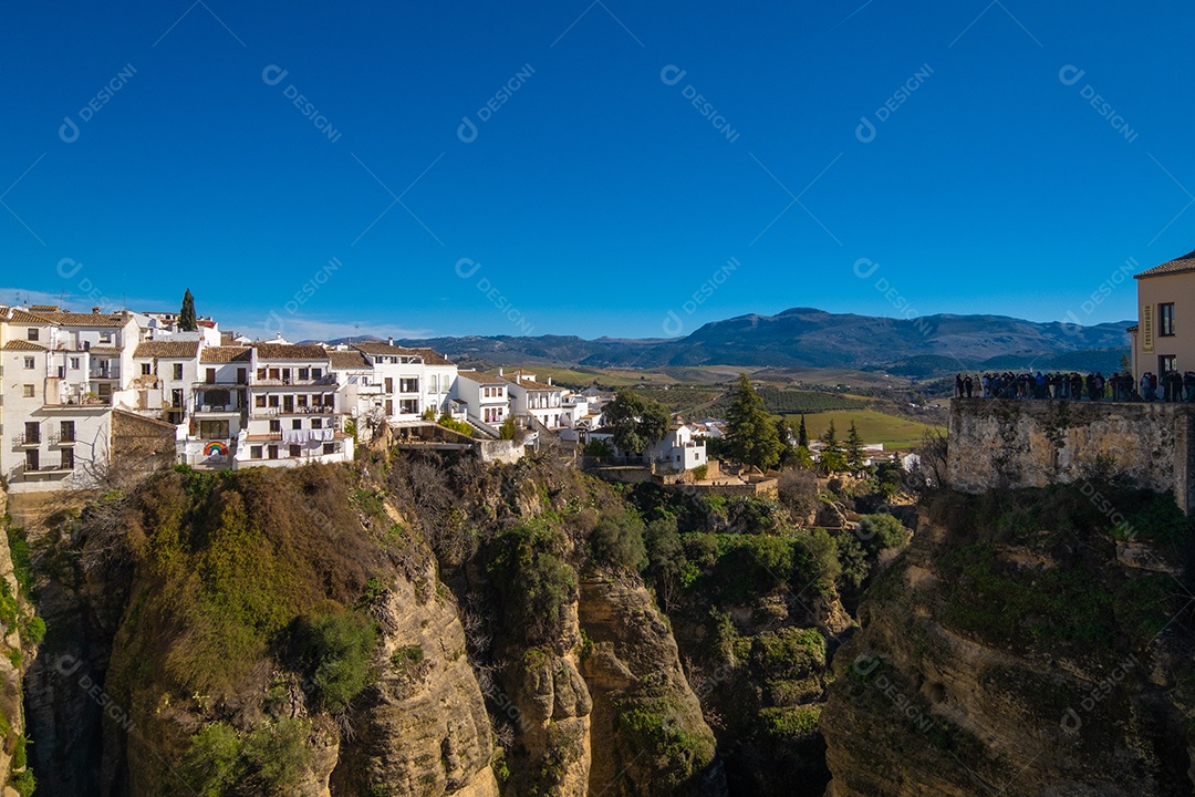 Bela vista de casas e edifícios no topo do desfiladeiro