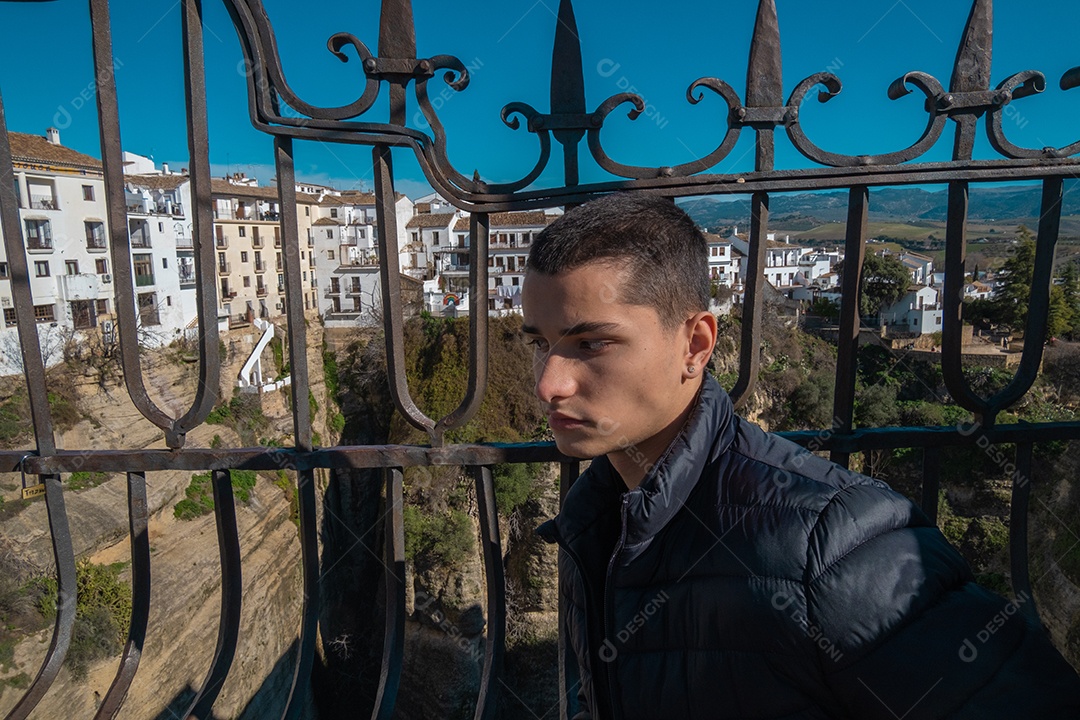 Bela vista do jovem com o desfiladeiro de Ronda ao fundo