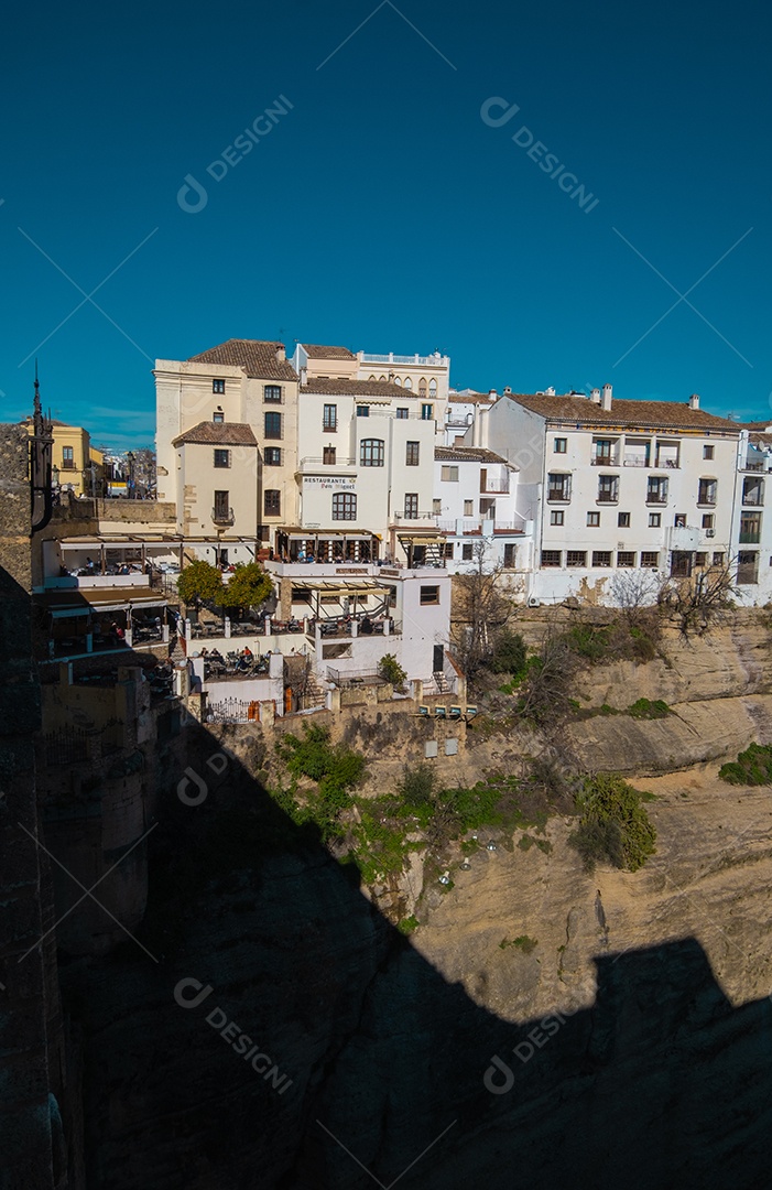 Vista de edifícios no topo do desfiladeiro em Ronda Espanha