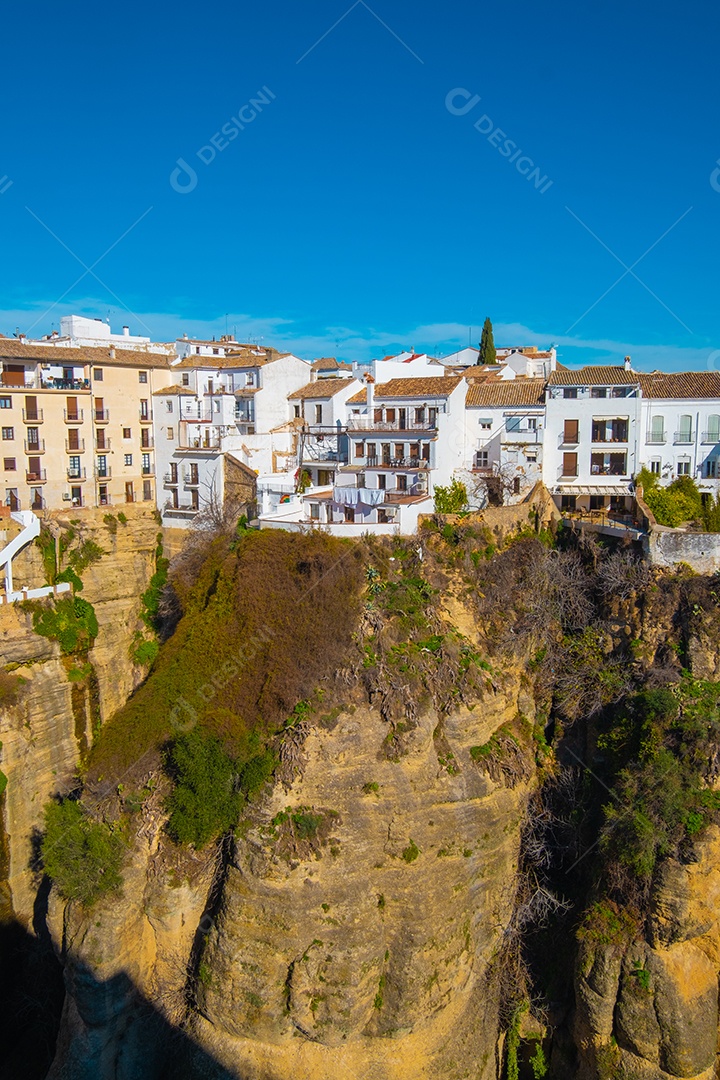 Vista de edifícios no topo do desfiladeiro em Ronda Espanha