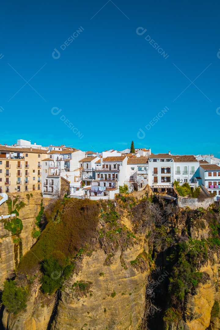 Vista de edifícios no topo do desfiladeiro em Ronda Espanha
