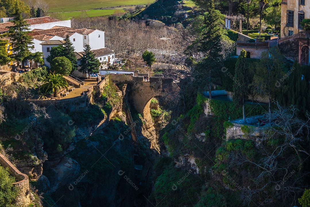 Vista de edifícios no topo do desfiladeiro
