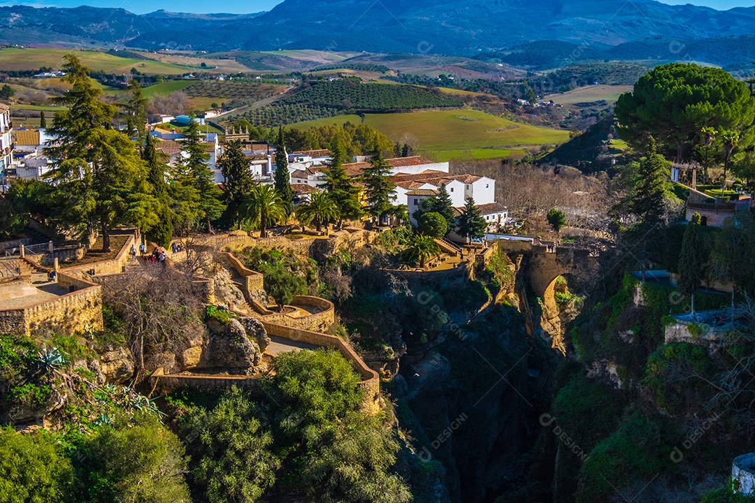 Linda vista de casas no topo de um desfiladeiro