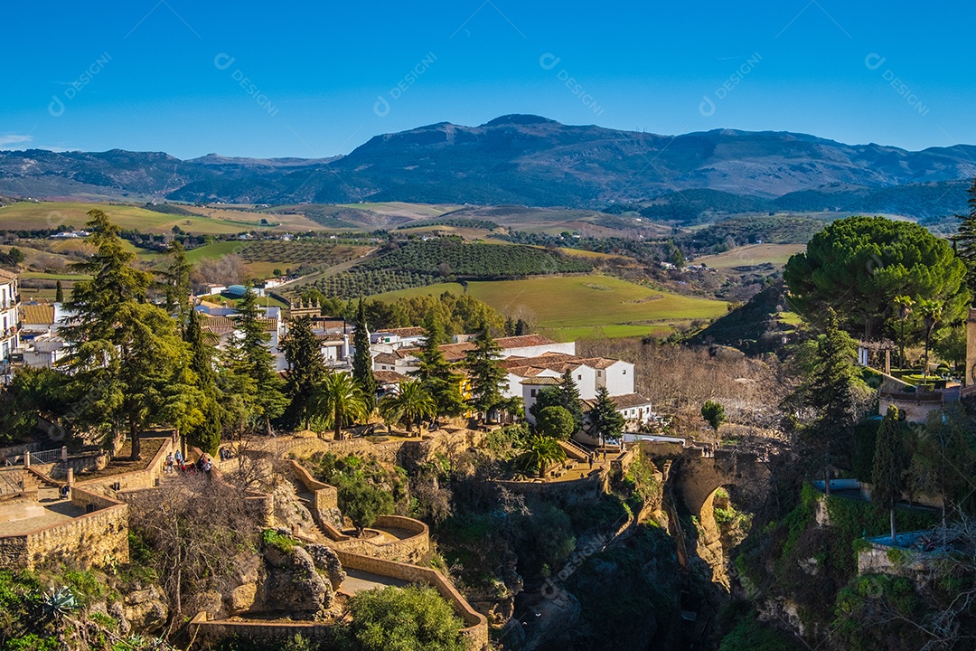 Vista de edifícios no topo do desfiladeiro em Ronda Espanha