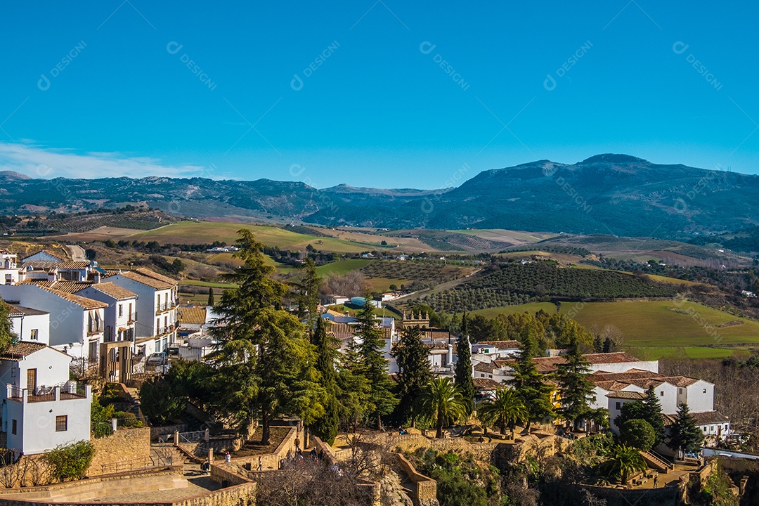 Vista de edifícios no topo do desfiladeiro com montanhas ao fundo