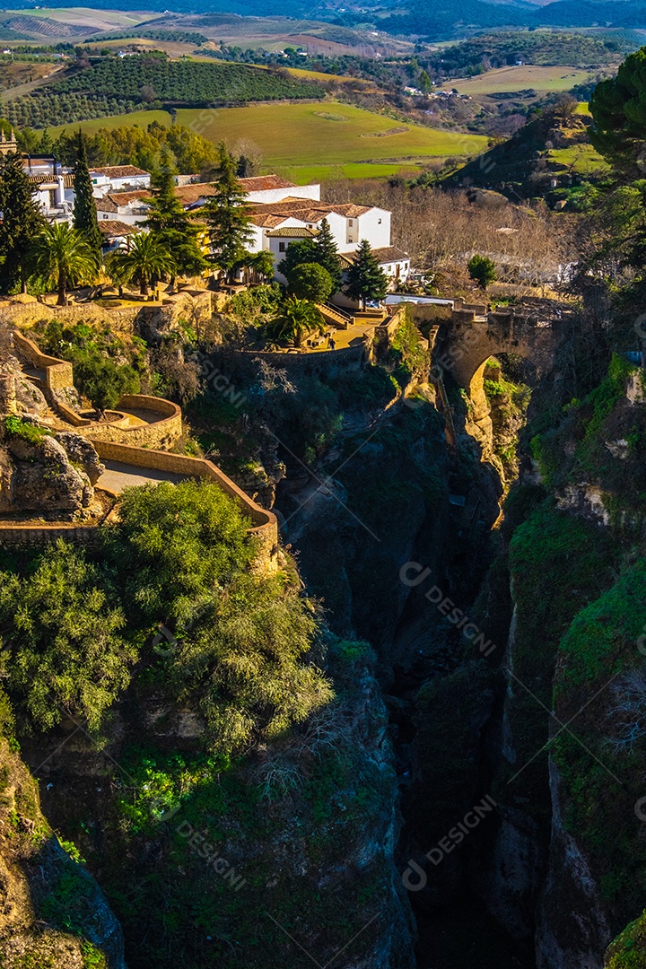 Vista de edifícios no topo do desfiladeiro com montanhas ao fundo