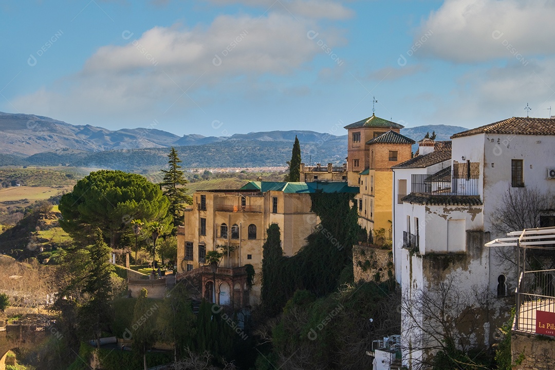 Vista de edifícios no topo do desfiladeiro em Ronda Espanha
