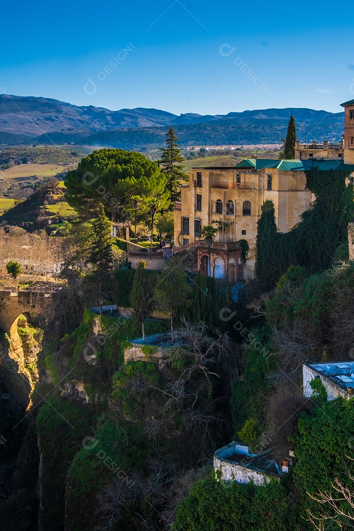 Vista de edifícios no topo do desfiladeiro em Ronda Espanha
