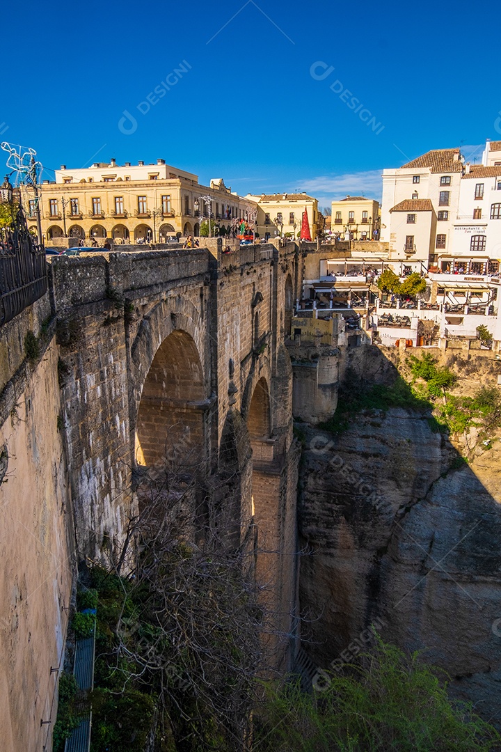 Edifícios sobre a Ponte Nova do século 18 em Ronda