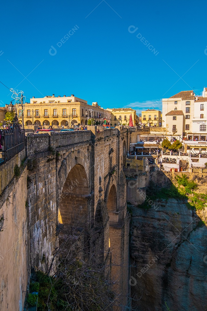 Edifícios sobre a Ponte Nova do século 18 em Ronda