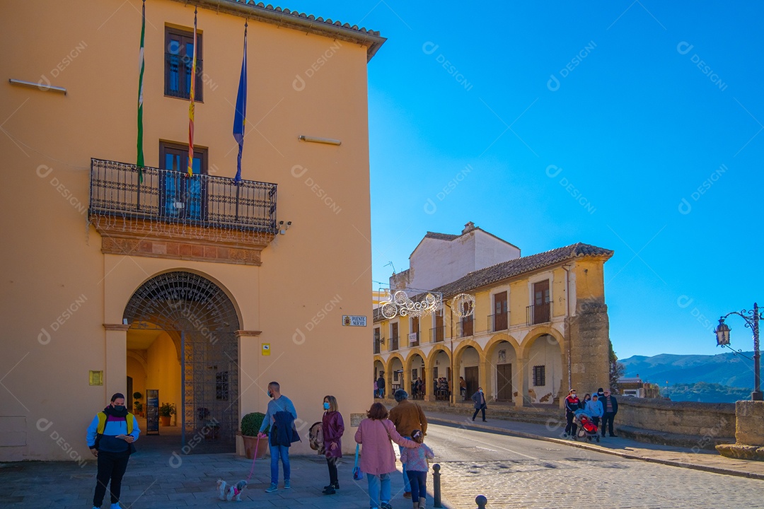Turistas andando pelas ruas de Ronda sul da Andaluzia Espanha