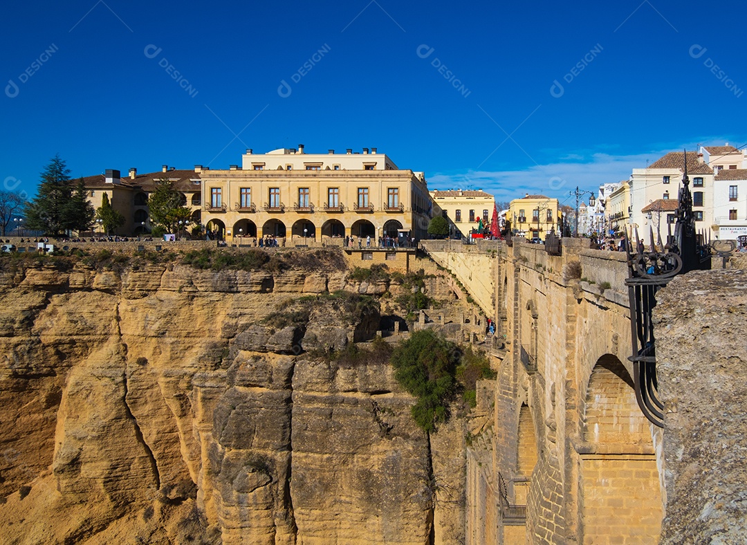 Edifícios sobre a Ponte Nova do século 18 em Ronda