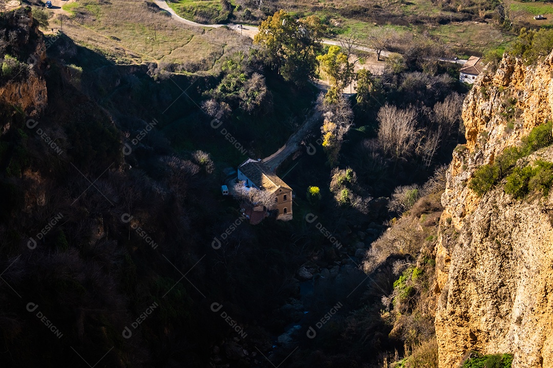 Bela vista aérea de uma casa no sopé de um penhasco na cidade de Ronda