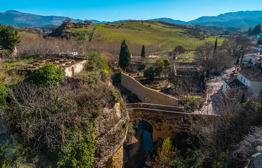 Pequena ponte perto da Ponte Velha e da Garganta de Ronda no rio Guadalevin