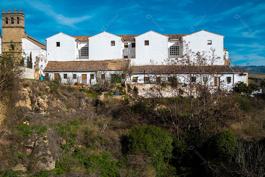 Vista de edifícios no topo do desfiladeiro em Ronda