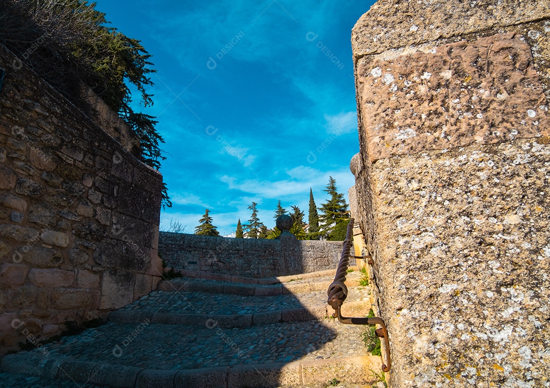 Linda escada medieval de pedras contra céu azul