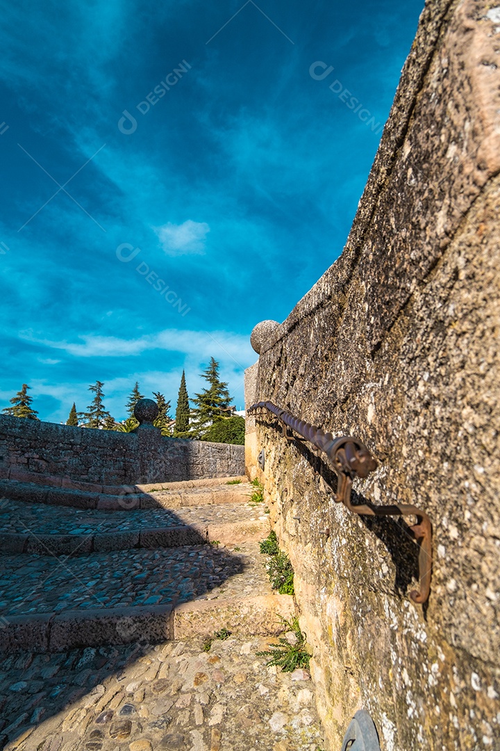 Vista da bela escadaria medieval e corrimão em Ronda Espanha
