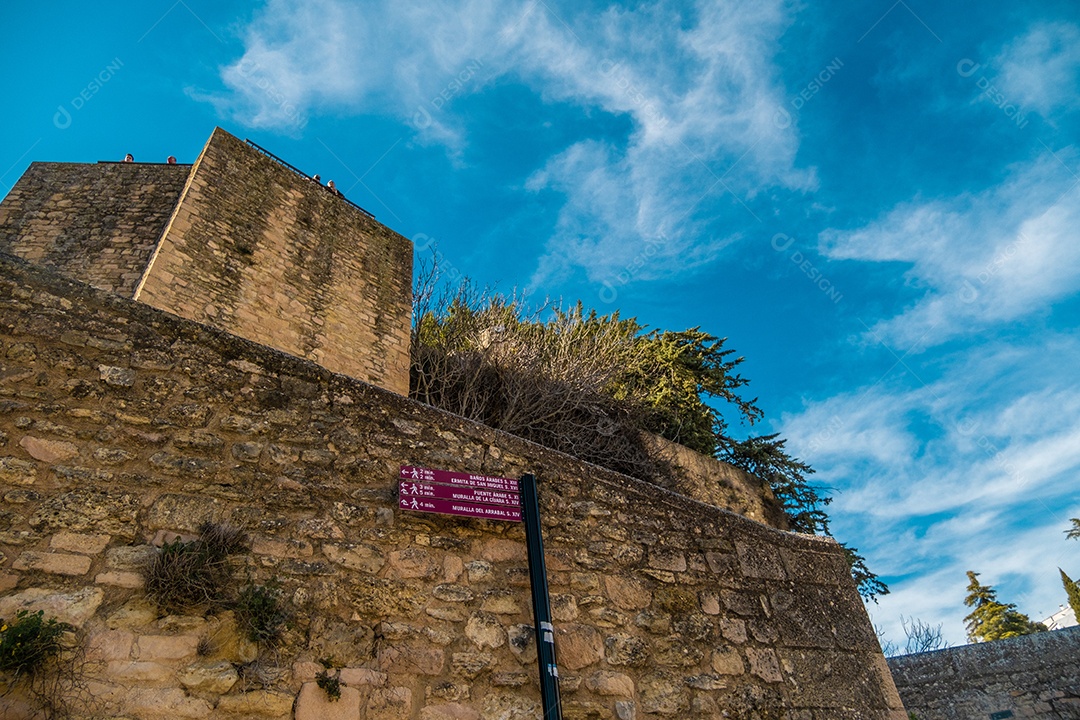 Casas construídas à beira do penhasco na antiga cidade de Ronda