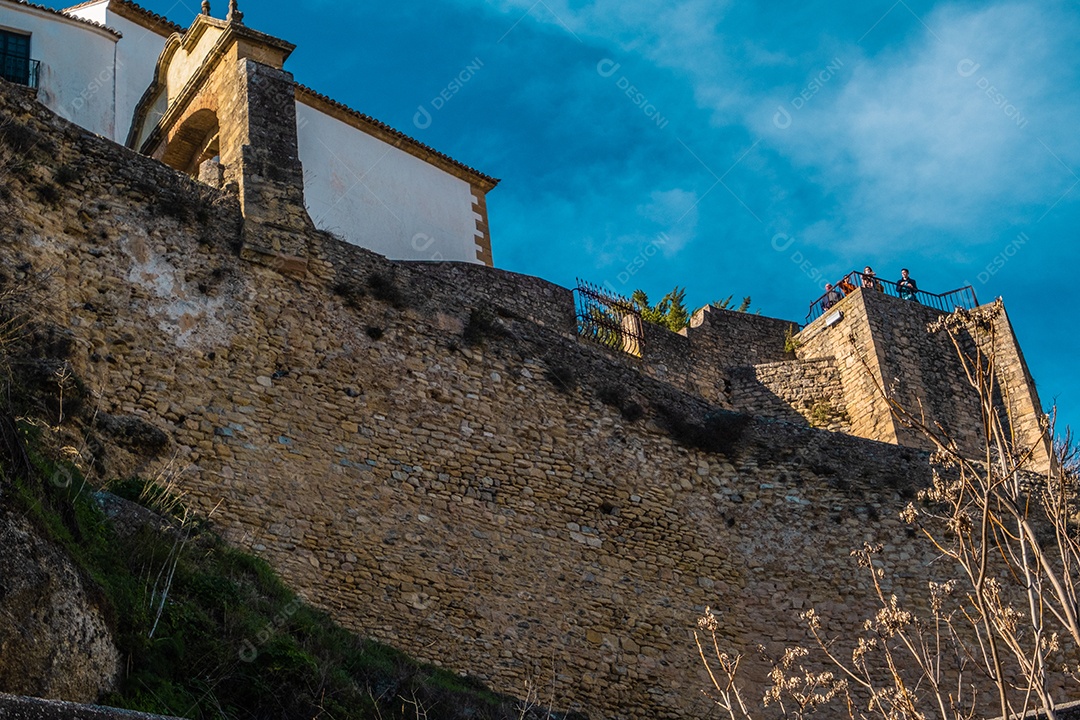 Casas construídas à beira de um penhasco