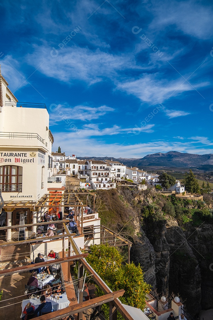 Vista do famoso restaurante em desfiladeiros em Ronda Espanha