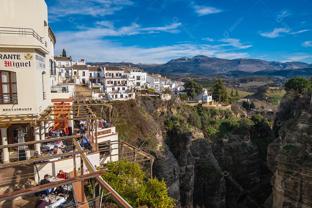 Vista do famoso restaurante em desfiladeiros em Ronda Espanha