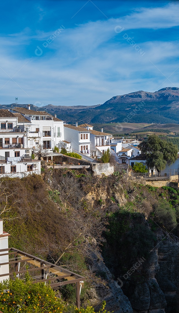 Vista de edifícios no topo do desfiladeiro em Ronda