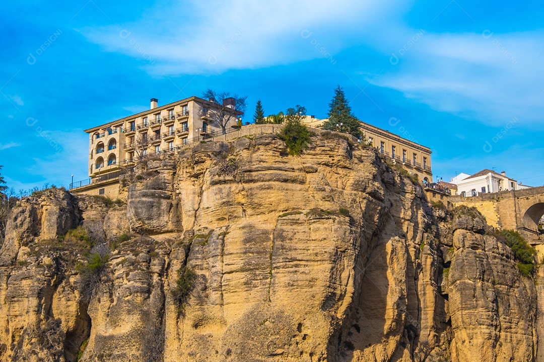 Vista dos edifícios no topo do desfiladeiro em Ronda