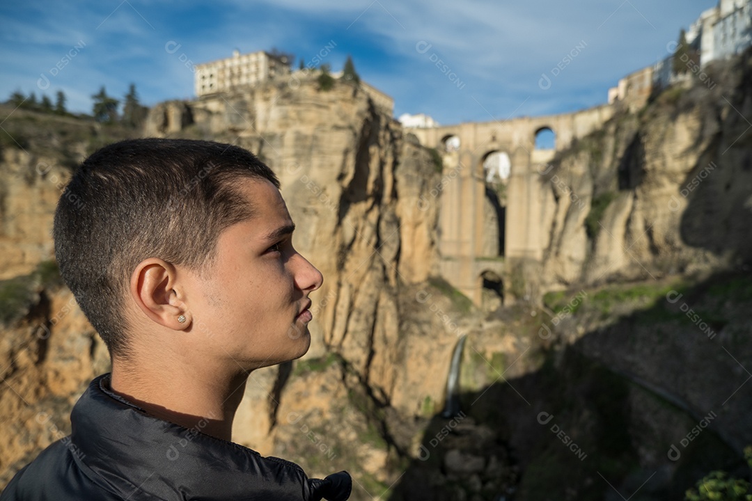 Jovem olhando para a famosa ponte Ronda na Espanha