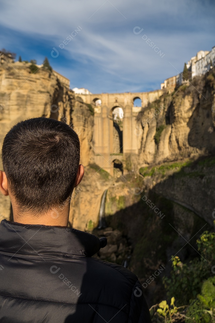 Jovem olhando para a famosa ponte Ronda na Espanha