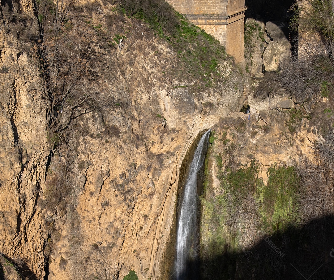 Cachoeira abaixo da Ponte Nova do século 18 em Ronda