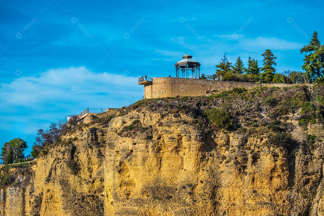 Vista de edifícios no topo do desfiladeiro em Ronda