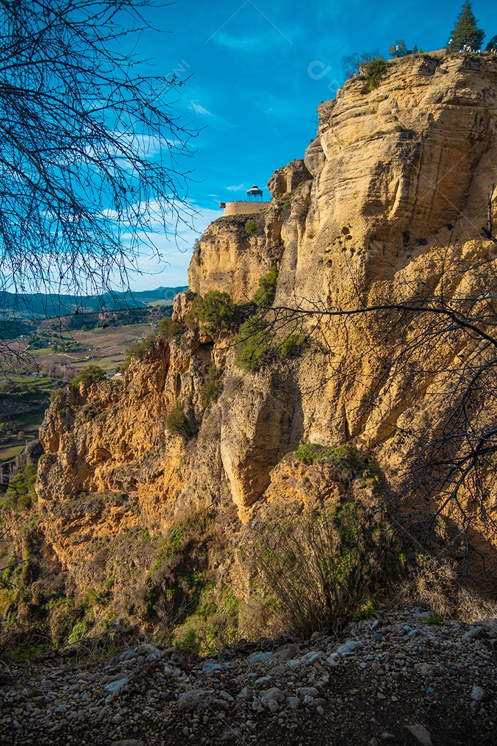 Vista de edifícios no topo do desfiladeiro em Ronda Espanha