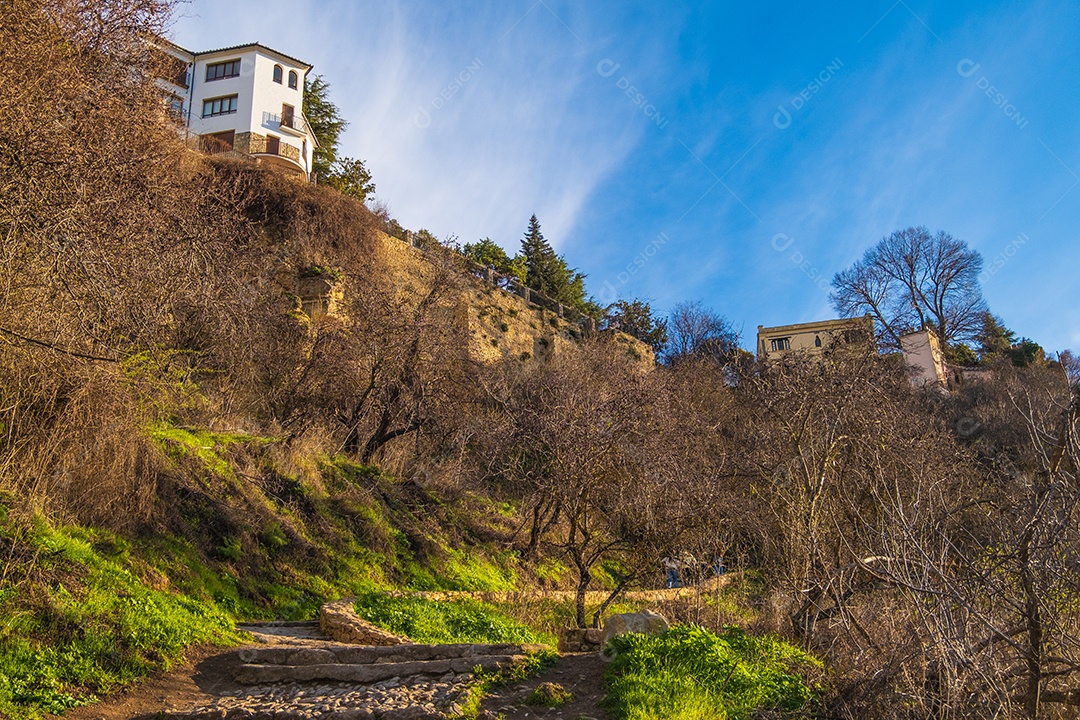 Vista de edifícios no topo do desfiladeiro em Ronda