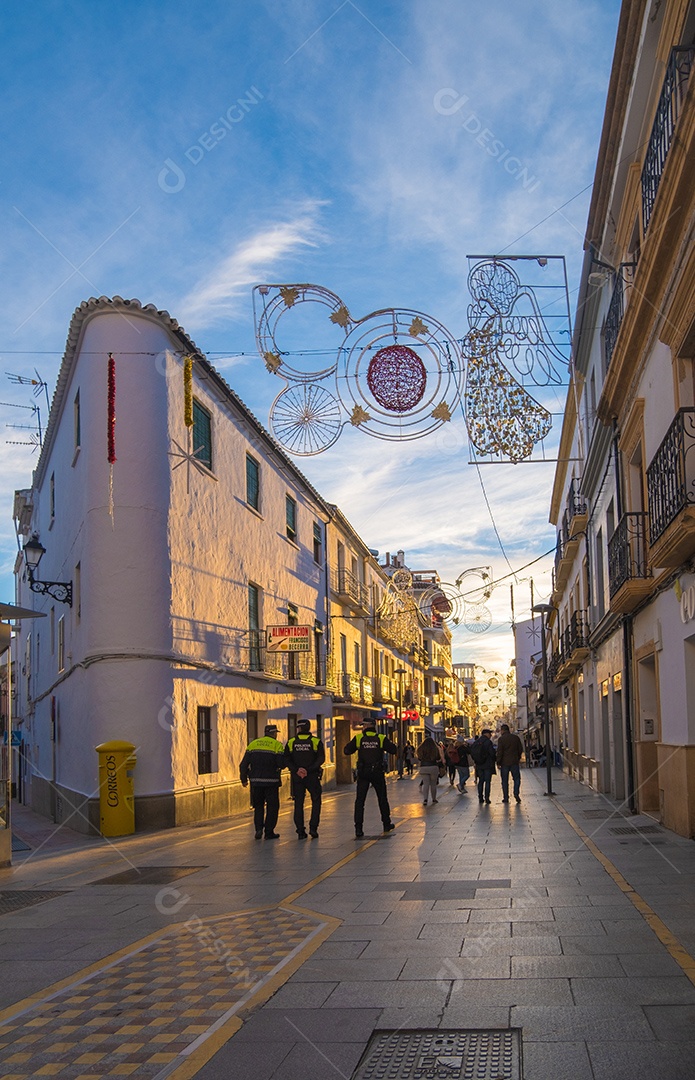 Turistas caminhando pelas ruas de Ronda, sul da Andaluzia, Espanha.