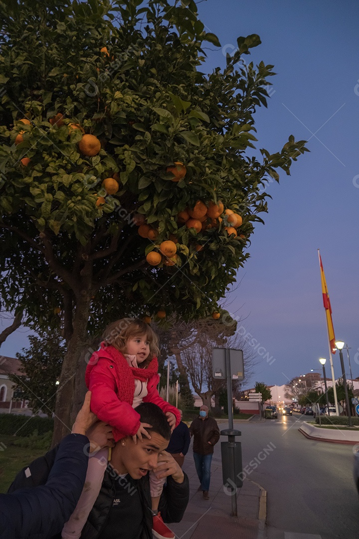 Família se divertindo nas ruas de Ronda ao entardecer