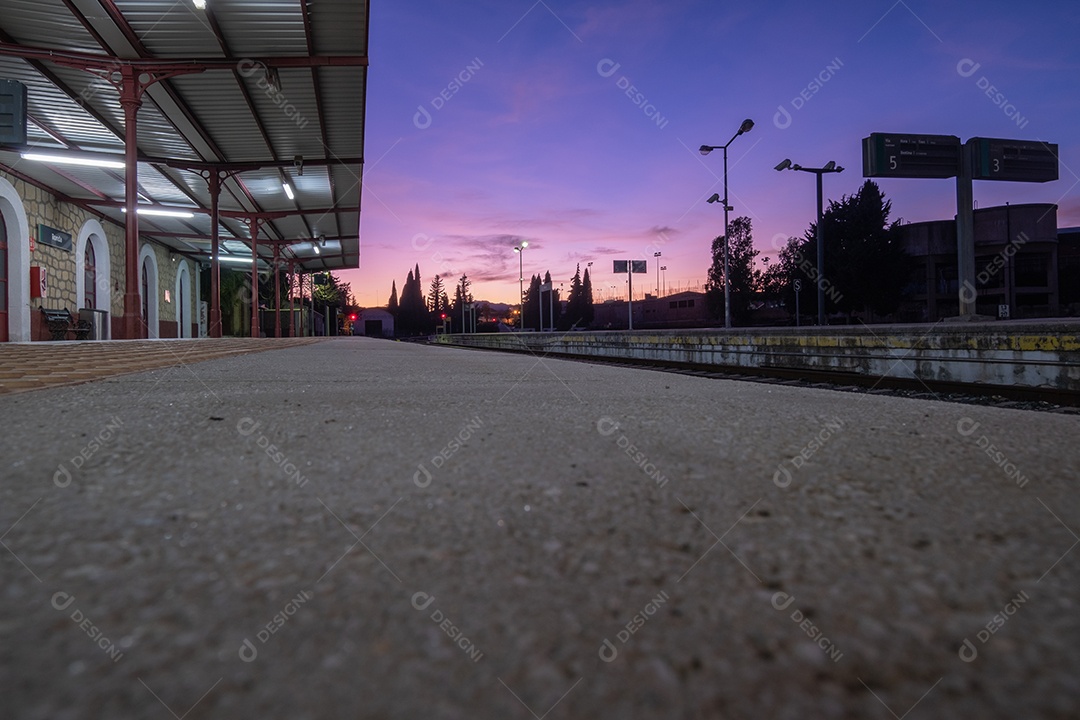 Vista dos trilhos da estação ferroviária de Ronda à noite.