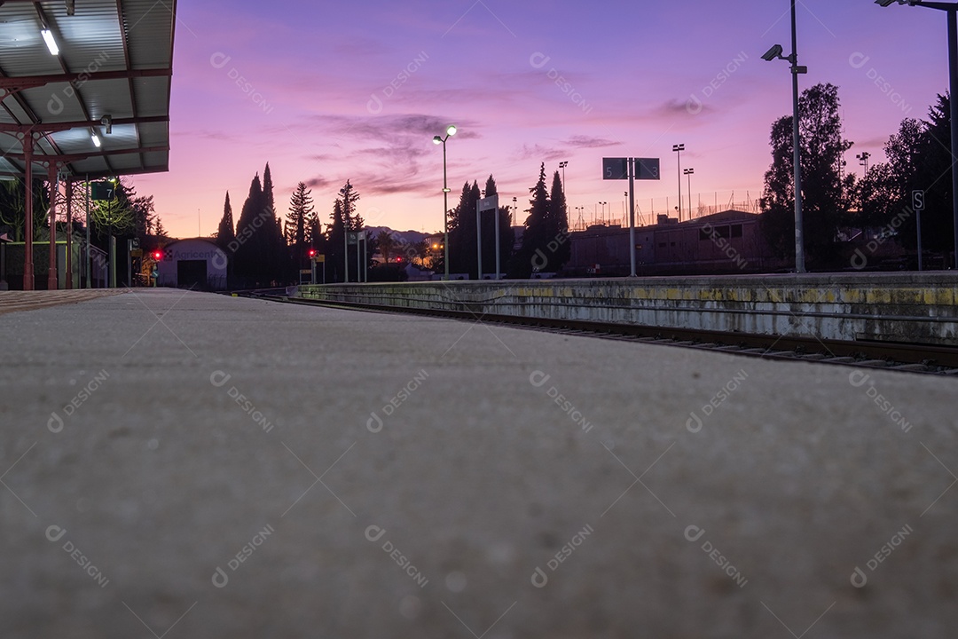 Vista dos trilhos da estação ferroviária de Ronda à noite.