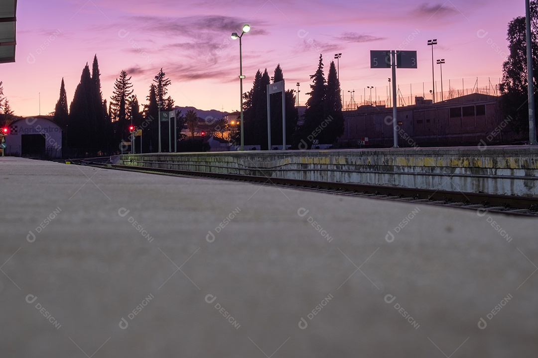 Vista dos trilhos da estação ferroviária de Ronda à noite.