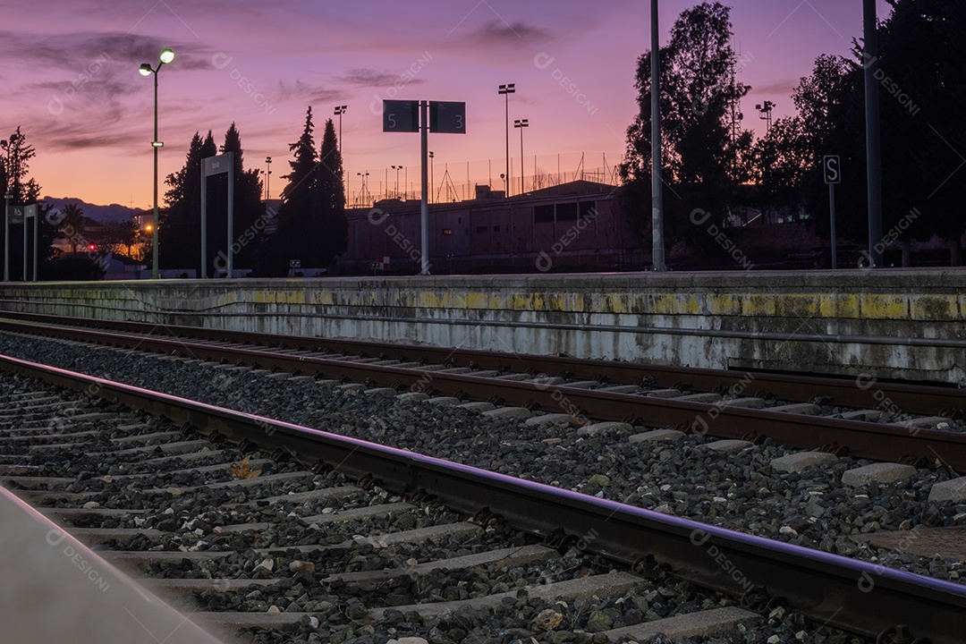 Vista dos trilhos da estação ferroviária de Ronda à noite.