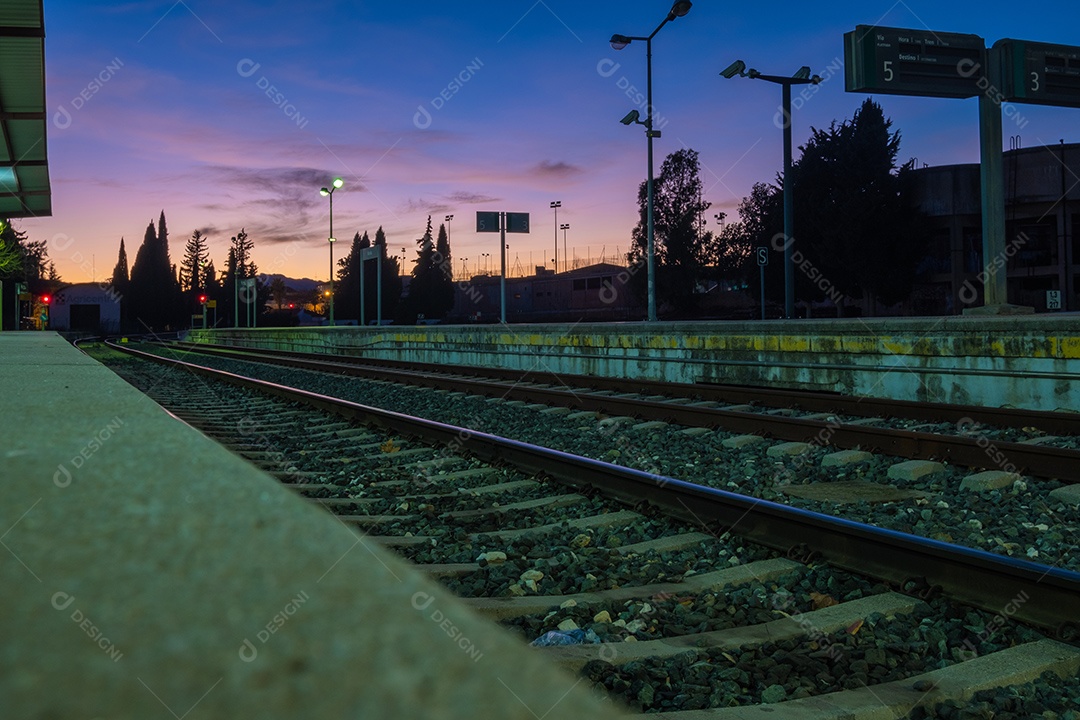 Vista dos trilhos da estação ferroviária de Ronda à noite.