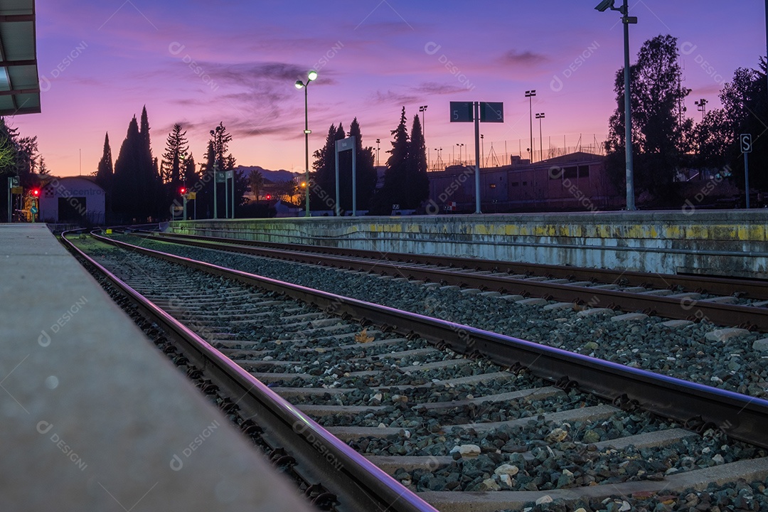 Vista dos trilhos da estação ferroviária de Ronda à noite.